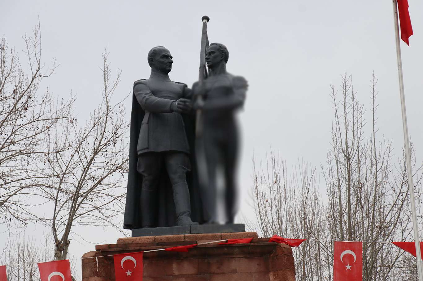  Malatya’da ahlaksızlığı teşvik eden çıplak heykele bir tepki de hukukçulardan